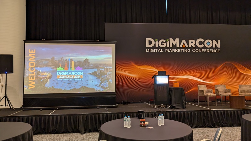 DigiMarCon Australia会場の様子ステージ上にディスプレイが設置されている