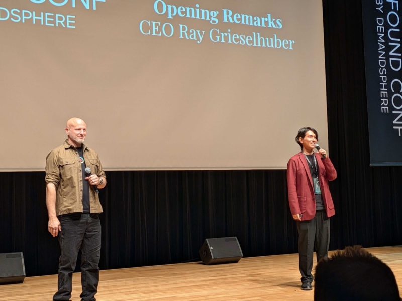 DemandMarketsのCEOであるレイさんとジャパンカントリーマネージャーの室屋さんの挨拶